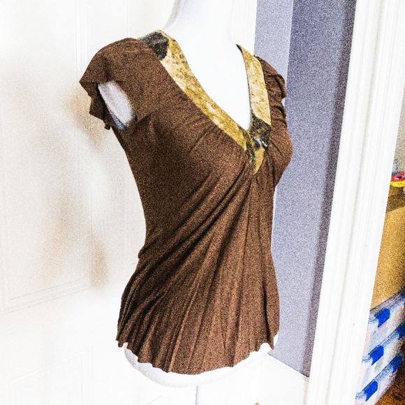 Beautiful V-neck with Leather Collar - Picture 2 of 2